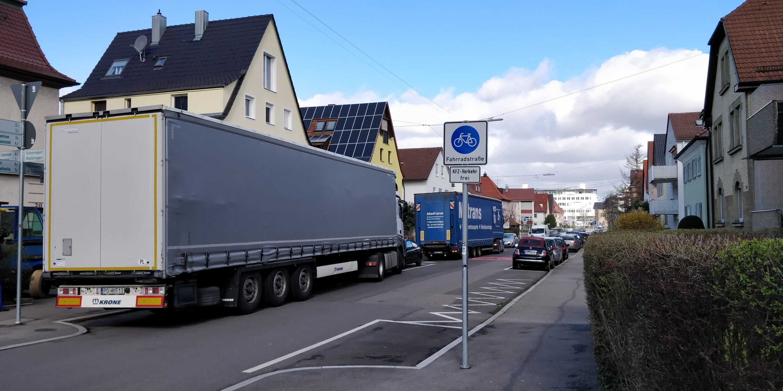 Theodor-Heuss-Straße: eine Fahrradstraße mit zugelassenem Kfz-Verkehr. Die große Zahl an Kfz, insbesondere der Lkw, ist der Sicherheit des Radverkehrs nicht zuträglich. Fahrradstraßen müssen vom motorisierten Durchgangsverkehr freigehalten werden.