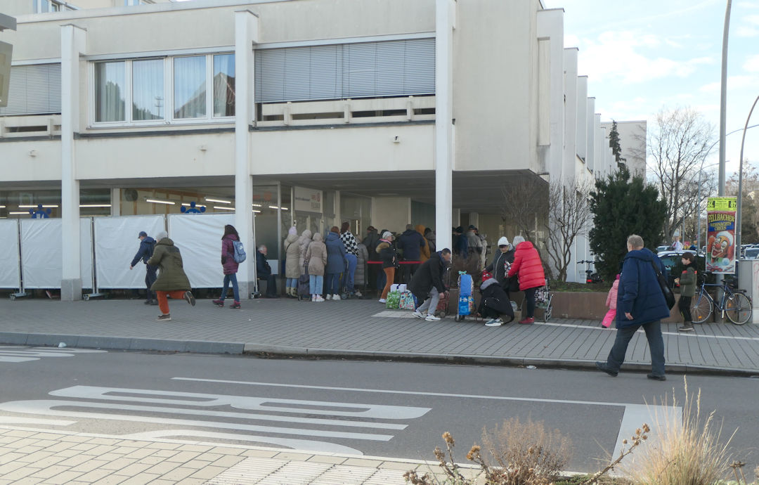 Größere Menschengruppe vor dem Eingang des Fellbacher Tafelladens