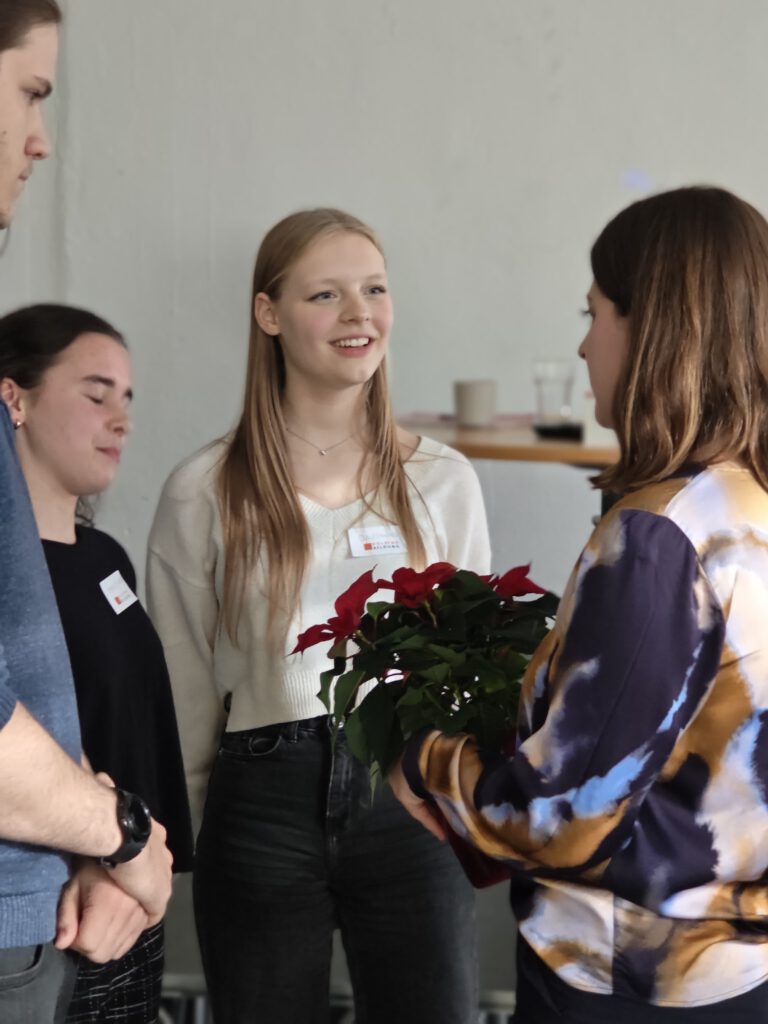 Schülermentoren im Austausch mit der jüngsten Gemeinderätin Fellbachs – Sara Schmalzried